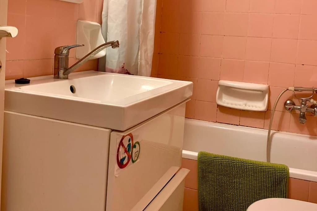 2 Bedroom Apartment 300 Meters Metro Aghios Loanis Atina Dış mekan fotoğraf